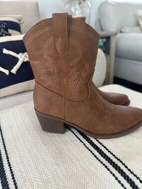 Source Unknown Tan Brown Western Ankle Booties with Embroidered Stitching